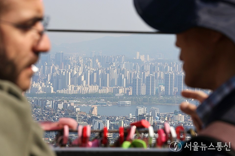 정부가 외국인의 투기성 부동산 거래를 차단하기 위해 서울 전역과 수도권 주요 지역을 ‘외국인 토지거래허가구역’으로 지정했다. (아파트_2025.04.29) / 사진 = 서울뉴스통신 이성현 기자