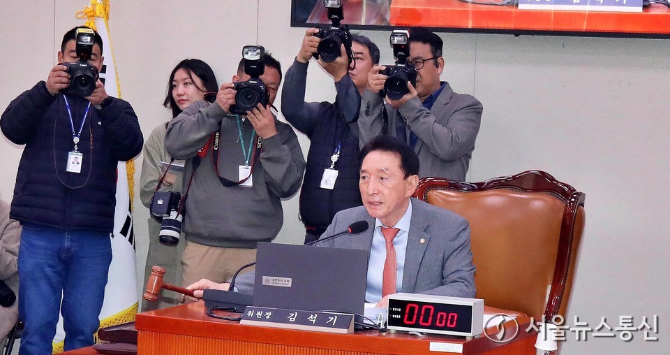 19일 서울 여의도 국회에서 열린 외교통일위원회 전체회의에서 김석기 위원장이 의사봉을 두드리고 있다. 2025.11.19, snakorea.rc@gmail.com , *재판매 및 DB 금지