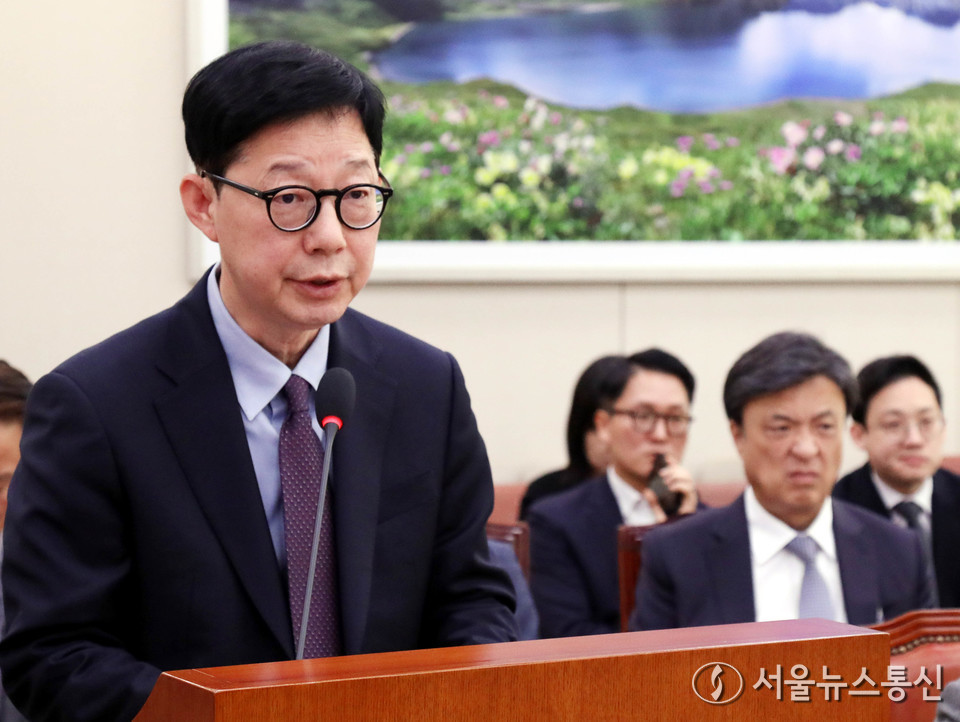 박윤주 외교부 1차관이 19일 오전 서울 여의도 국회에서 열린 외교통일위원회 전체회의에서 2026년도 예산안 의결에 대한 인사말을 하고 있다. 2025.11.19, snakorea.rc@gmail.com , *재판매 및 DB 금지