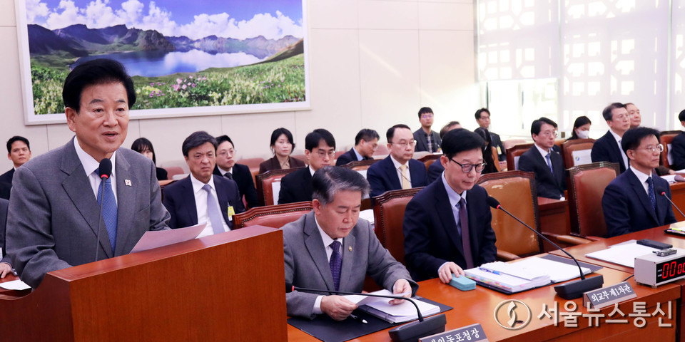 정동영 통일부 장관이 19일 서울 여의도 국회에서 열린 외교통일위원회 전체회의에서 2026년도 예산안 의결에 대한 인사말을 하고 있다. 2025.11.19, snakorea.rc@gmail.com , *재판매 및 DB 금지