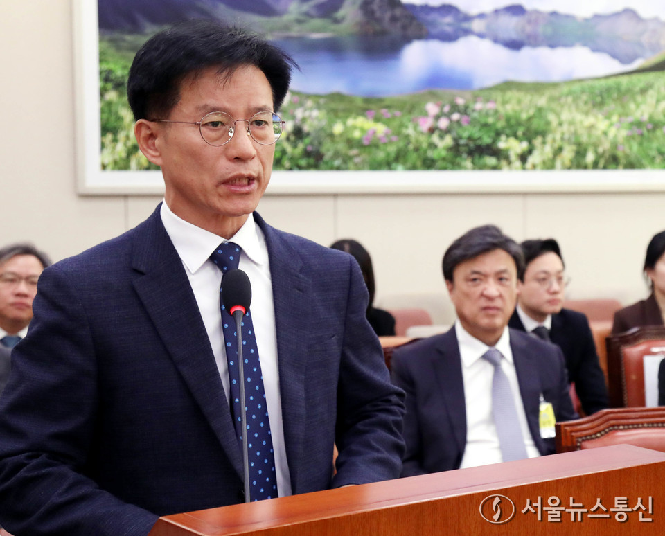 방용승 민주평화통일자문회의 사무처장이 19일 서울 여의도 국회에서 열린 외교통일위원회 전체회의에서 2026년도 예산안 의결에 대한 인사말을 하고 있다. 2025.11.19, snakorea.rc@gmail.com , *재판매 및 DB 금지