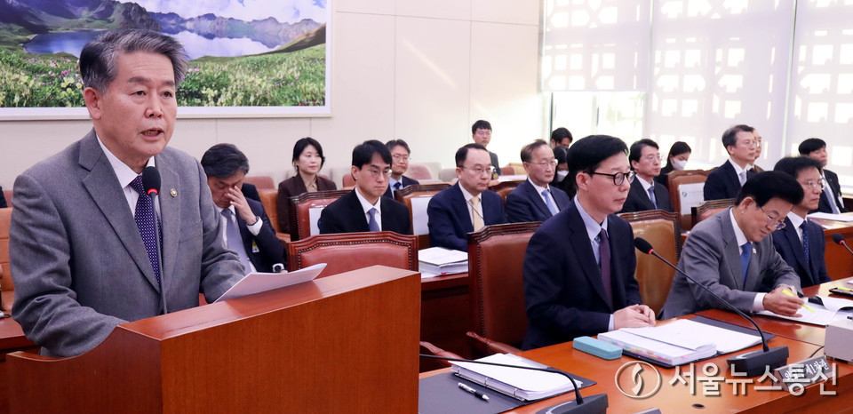 김경협 재외동포청장이 19일 서울 여의도 국회에서 열린 외교통일위원회 전체회의에서 2026년도 예산안 의결에 대한 인사말을 하고 있다. 2025.11.19, snakorea.rc@gmail.com , *재판매 및 DB 금지