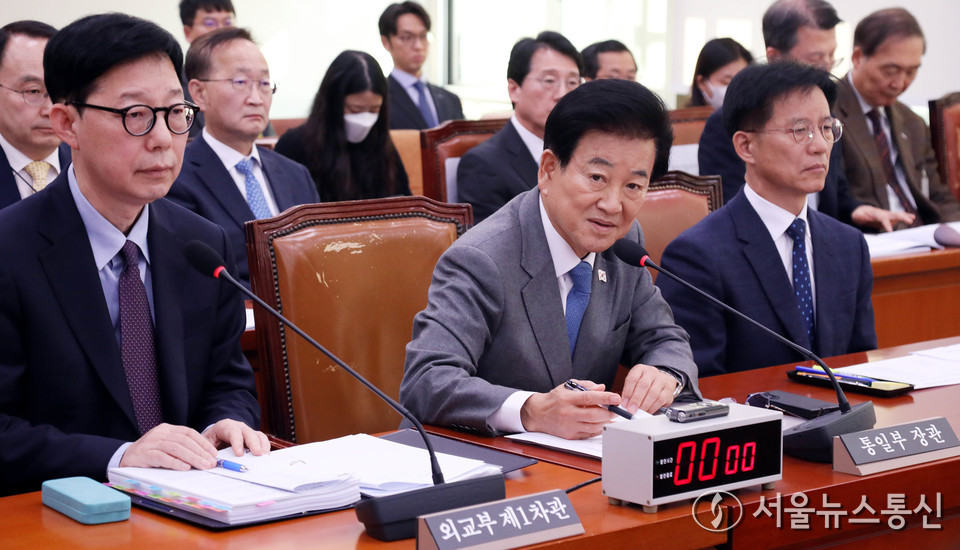 정동영 통일부 장관이 19일 서울 여의도 국회에서 열린 외교통일위원회 전체회의에서 의원질의에 답변하고 있다. 2025.11.19, snakorea.rc@gmail.com , *재판매 및 DB 금지