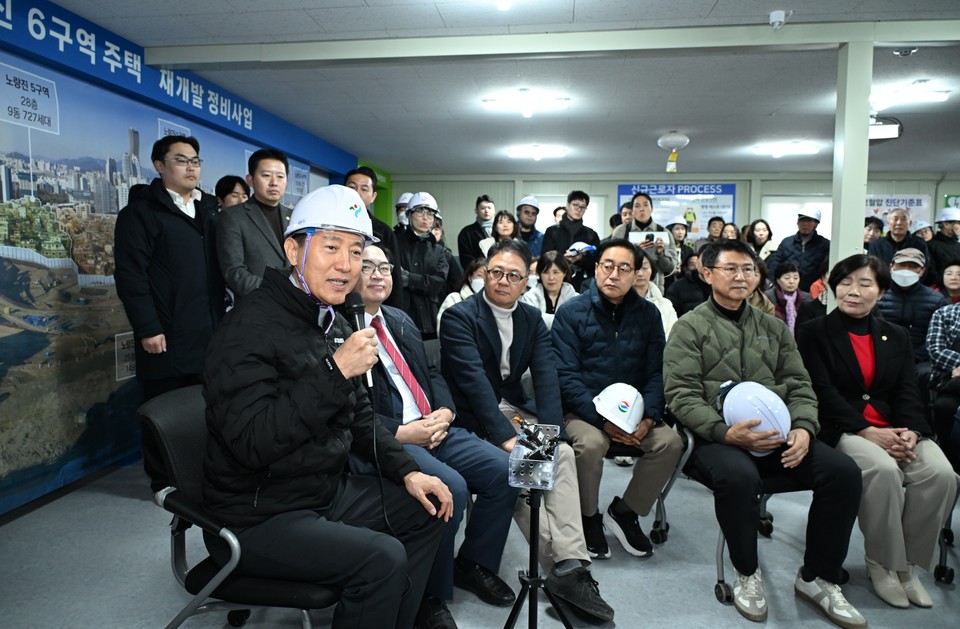 오세훈 서울시장이 19일 동작구 노량진 재정비촉진지구 착공현장(6구역)을 방문해 주민간담회를 열고 주택공급 안정화 계획에 대해 이야기하고 있다. (사진=서울시 제공) 2025.11.19, snakorea.rc@gmail.com , *재판매 및 DB 금지