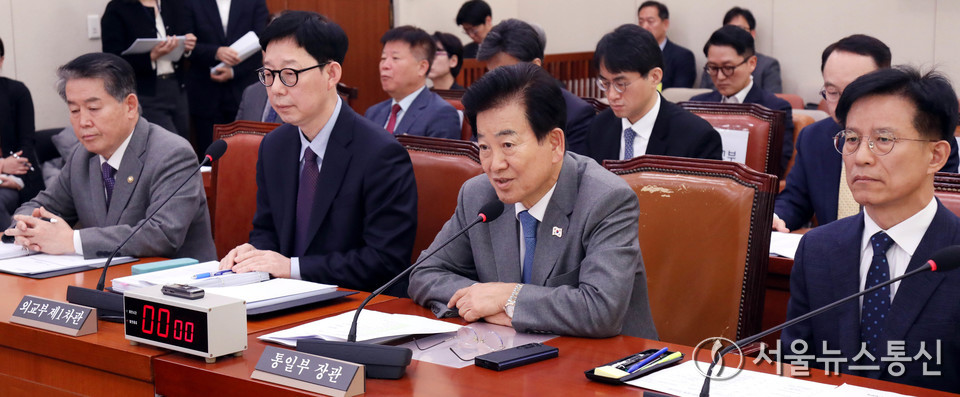 정동영 통일부 장관이 19일 서울 여의도 국회에서 열린 외교통일위원회 전체회의에서 의원 질의에 답하고 있다. 2025.11.19, snakorea.rc@gmail.com , *재판매 및 DB 금지