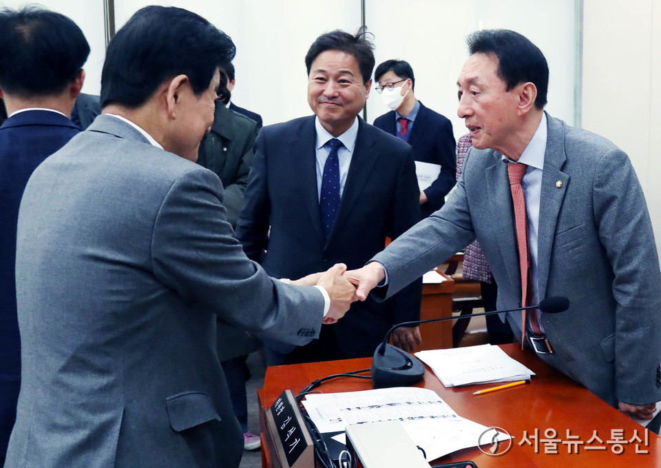 정동영 통일부 장관이 19일 서울 여의도 국회에서 열린 외교통일위원회 전체회의에서 김석기 위원장과 악수하고 있다. 2025.11.19, snakorea.rc@gmail.com , *재판매 및 DB 금지