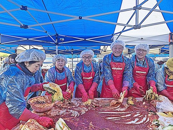 홍성주 경제부시장은 19일 대구로컬푸드 직매장 앞에서 열린 ‘대구시농업인단체협의회 김장나눔행사장’에 참석해 농업인들과 같이 김장을 담그고, 나눔의 뜻을 함께했다.