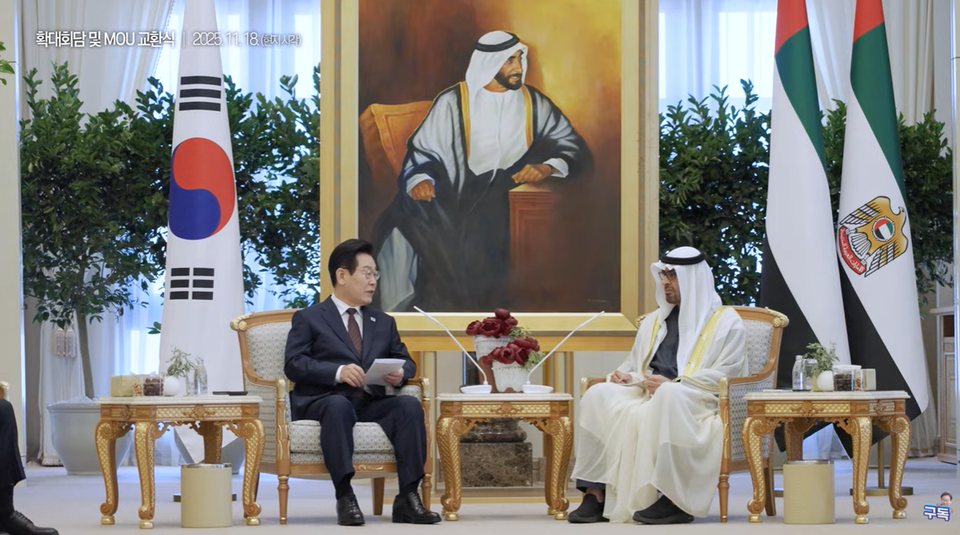 아랍에미리트(UAE)를 국빈 방문 중인 이재명 대통령이 18일(현지 시간) 아부다비 카사르 알 와탄 대통령궁에서 열린 무함마드 빈 자이드 알 나흐얀 UAE 대통령과 확대 정상회담에서 발언하고 있다. (2025.11.18) / 사진 = 대통령 SNS rkfanfl