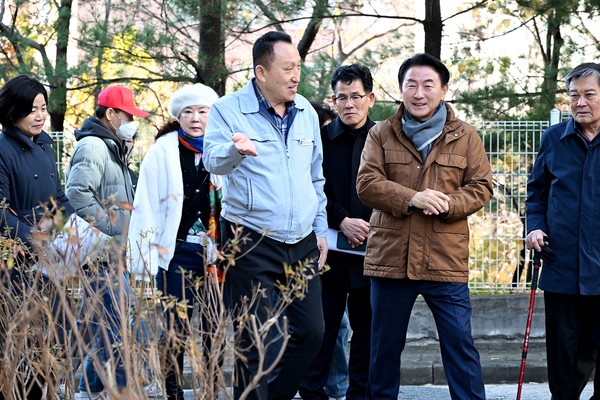 김동근 시장이 17일 민락주공2단지아파트 주민들과 함께 이식된 조경수목을 둘러보고 있다.