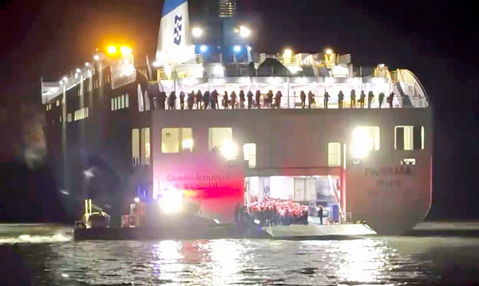 19일 오후 전남 신안군 장산면 족도에서 승객 260여명을 태운 여객선이 좌초했다. / 사진 = 목포해양경찰서 제공