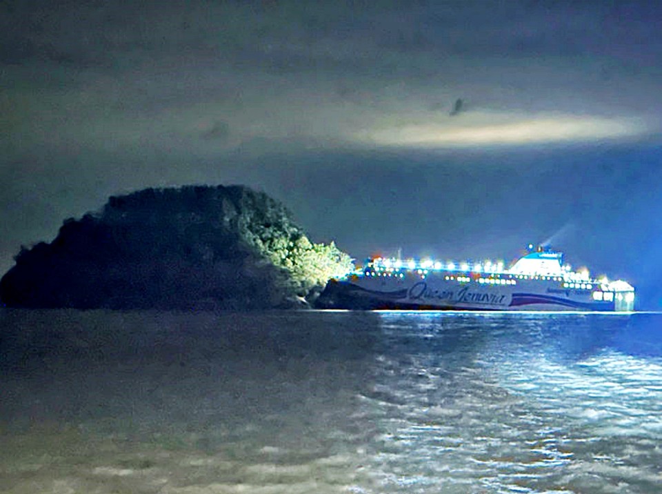 19일 오후 전남 신안군 장산면 족도에서 승객 260여명을 태운 여객선이 좌초했다. / 사진 = 목포해양경찰서 제공