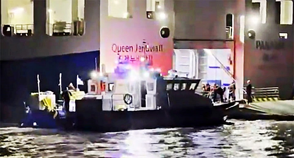 19일 오후 전남 신안군 장산면 족도에서 승객 260여명을 태운 여객선이 좌초했다. / 사진 = 목포해양경찰서 제공