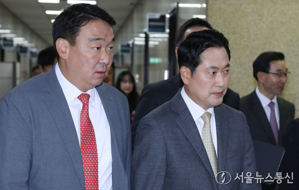 장동혁 국민의힘 대표가 13일 서울 여의도 국회에서 열린 최고위원회의에 참석하고 있다. 2025.11.13, snakorea.rc@gmail.com , *재판매 및 DB 금지