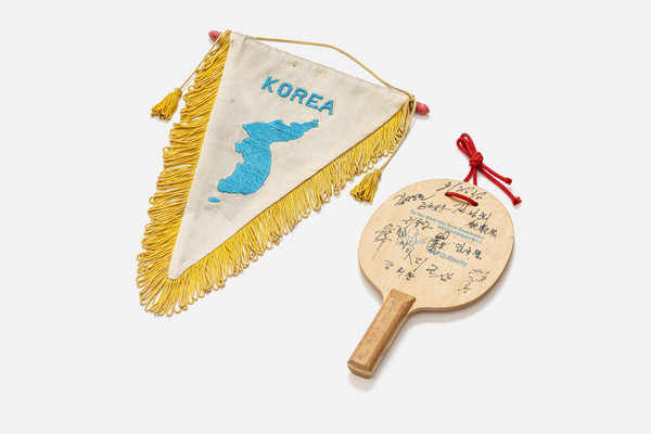 1991년 최초로 구성된 남북단일팀 탁구선수단이 사용한 서명 탁구채와 삼각기 [사진=광교박물관]