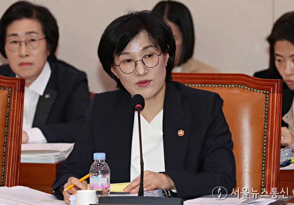 원민경 성평등가족부 장관이 4일 서울 여의도 국회에서 열린 성평등가족위원회의 성평등가족부 등에 대한 국정감사에서 의원 질의에 답하고 있다. 2025.11.04, snakorea.rc@gmail.com , *재판매 및 DB 금지
