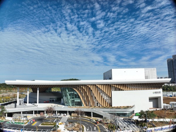 평택시문화재단이 평택아트센터에서 기자간담회를 열고 질의응답을 하고 있다 [사진=허원무 기자]