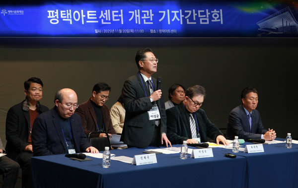 평택시문화재단 이상균 대표이사가 평택아트센터에서 기자간담회를 열고 질의응답을 하고 있다 [사진=허원무 기자]
