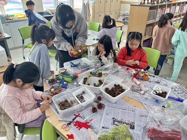 늘봄학교의 돌봄 공백 방지를 위해 대체 프로그램을 운영하고, 관련 정보를 학부모에게 사전 안내하도록 했다. (늘봄학교 맞춤형 농촌체험 프로그램) / 사진 = 춘천시 제공