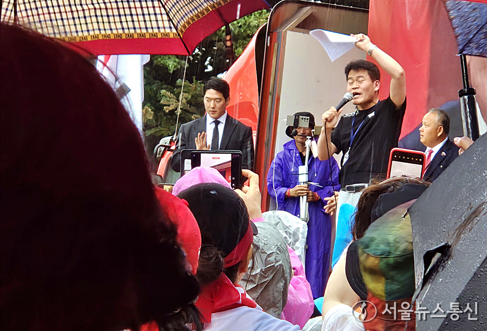 조은석 특별검사팀이 윤석열 전 대통령에 대해 3차 강제 구인에 나선 16일 윤석열 전 대통령 측이 구속의 위법·부당성을 주장하며 서울중앙지법에 구속적부심사를 청구했다. 이날 경기도 의왕시 서울구치소 앞에서 윤 전 대통령 지지자 전한길이 발언 하고 있다.  (서울구치소 앞 집회-2025.07.16) / snakorea.rc@gmail.com