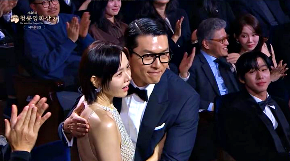 배우 현빈·손예진 부부가 지난 19일 서울 여의도 KBS홀에서 진행한 '제46회 청룡영화상'에서 남녀주연상을 동반 수상했다. (2025.11.20) / 사진 = '제46회 청룡영화상' 갈무리