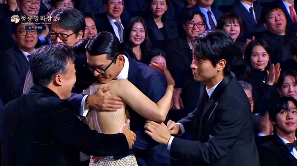 배우 현빈·손예진 부부가 지난 19일 서울 여의도 KBS홀에서 진행한 '제46회 청룡영화상'에서 남녀주연상을 동반 수상했다. (2025.11.20) / 사진 = '제46회 청룡영화상' 갈무리