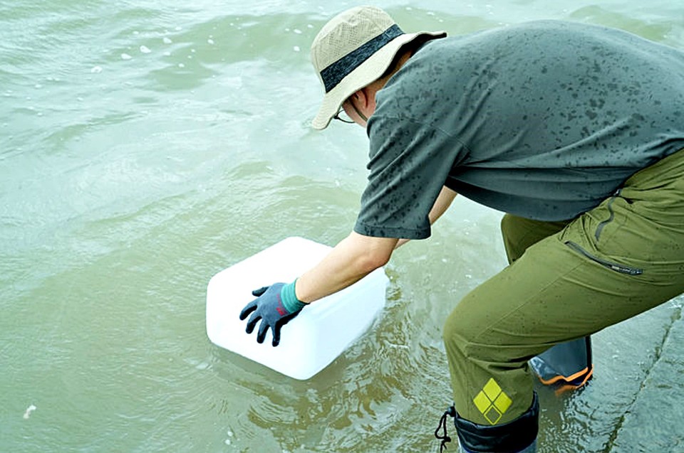 지난 7월4일 강화도에서 한국원자력안전기술원 전문가가 시료를 채취하고 있는 모습. (2025.07.04) / 사진 = 원자력안전위원회 제공