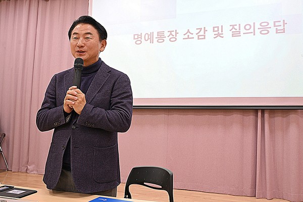김동근 시장은 신곡2동 통장 활동 영상을 시청한 뒤, 신곡2동의 주요 현안을 공유하고 통장들과 질의응답 시간을 가지며 적극 소통했다.