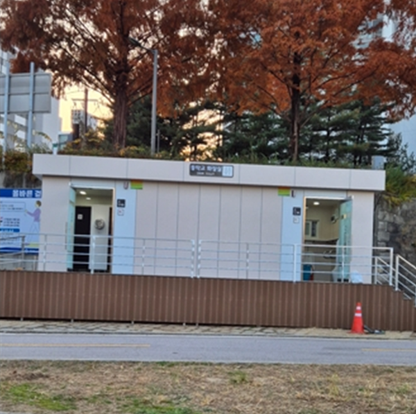 의정부시는 시민 편의 향상과 쾌적한 하천환경 조성을 위해 중랑천 동막교 하부에 있던 노후 공중화장실을 철거하고 신규 수세식화장실을 조성했다.