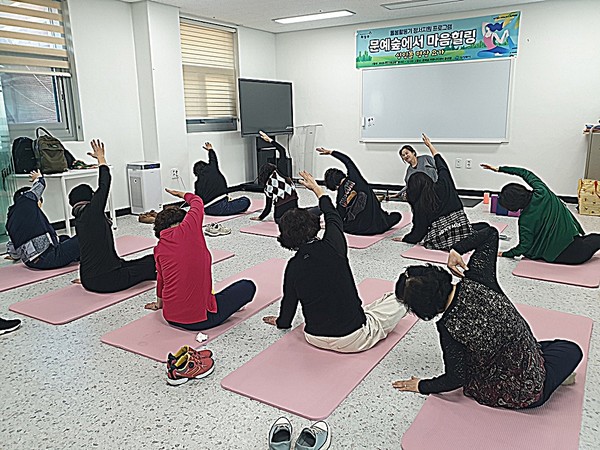 참가자들은 명상 요가 전문가 정선경 강사의 지도 하에 티베트 전통 명상 도구인 싱잉볼의 공명을 느끼며 온전히 자신에게 집중하는 시간을 가졌다.
