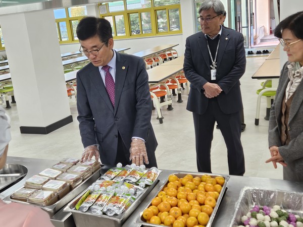 윤건영 교육감, 전국학교비정규직연대회의 총파업 당일 학교 급식현장 점검 사진(제공=충북교육청) *재판매 및 DB 금지