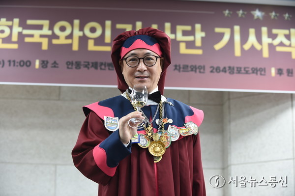 김동준 총사령관이 19일 안동국제컨벤션센터서 열린 2025 FICB한국와인기사단 명예기사 작위식 및 안동푸드 페어링에 참석해 인사하고 있다. 사진 이민희 기자 2025.11.20, snakorea.rc@gmail.com , *재판매 및 DB 금지