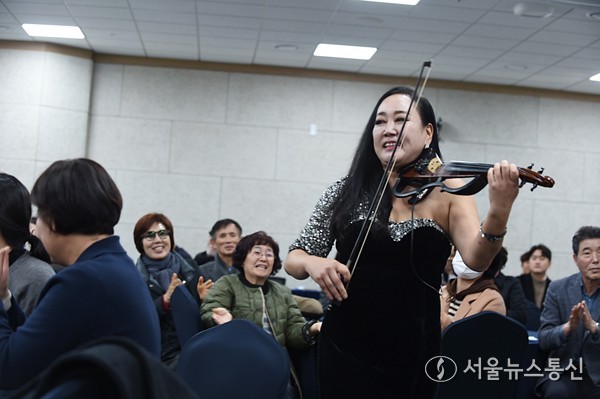 이선영 대표가 19일 안동국제컨벤션센터서 열린 2025 FICB한국와인기사단 명예기사 작위식 및 안동푸드 페어링에서 전자바이올린을 연주하고 있다. 몰도바 와인 2종류가 테이블에 준비됐고, 안동육회비빔밥과 문어숙회 정식이 오가닉특선으로 차려졌다. 사진 이민희 기자 2025.11.20, snakorea.rc@gmail.com , *재판매 및 DB 금지