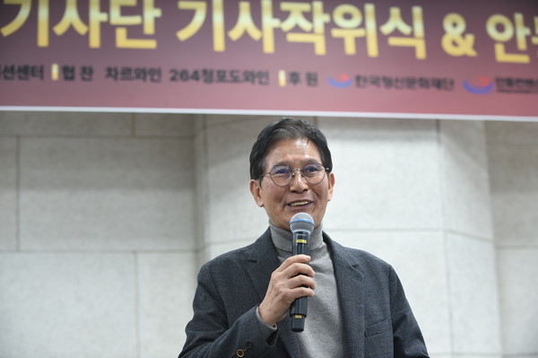 이수호 차르와인 대표가 19일 안동국제컨벤션센터서 열린 2025 FICB한국와인기사단 명예기사 작위식 및 안동푸드 페어링에서 건배 제의를 하고 있다. 몰도바 와인 2종류가 테이블에 준비됐고, 안동육회비빔밥과 문어숙회 정식이 오가닉특선으로 차려졌다. 사진 이민희 기자 2025.11.20, snakorea.rc@gmail.com , *재판매 및 DB 금지