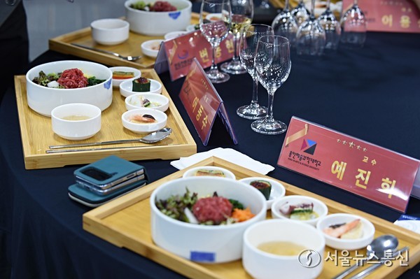 몰도바 와인 2종류가 테이블에 준비됐고, 안동육회비빔밥과 문어숙회 정식이 오가닉특선으로 차려졌다. 사진 이민희 기자 2025.11.20, snakorea.rc@gmail.com , *재판매 및 DB 금지