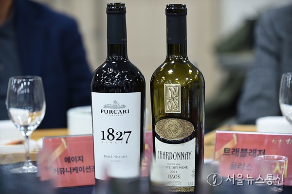 몰도바 와인 2종류가 테이블에 준비됐고, 안동육회비빔밥과 문어숙회 정식이 오가닉특선으로 차려졌다. 사진 이민희 기자 2025.11.20, snakorea.rc@gmail.com , *재판매 및 DB 금지