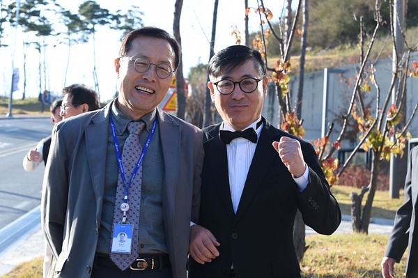 한국정신문화재단 변동현 단장(왼쪽)과 FICB한국와인기사단 김동준 총사령관(오른쪽)이 19일 경북 안동국제컨벤션센터서 열린 2025 FICB한국와인기사단 명예기사 작위식 및 안동푸드 페어링 행사를 마치고 기념사진을 찍고 있다. 사진 이민희 기자 2025.11.20, snakorea.rc@gmail.com , *재판매 및 DB 금지