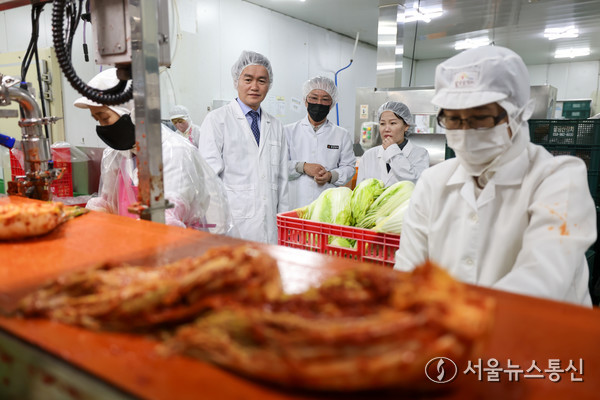 김치 제조현장을 방문한 이종욱 관세청 차장./ (사진= 관세청 제공)