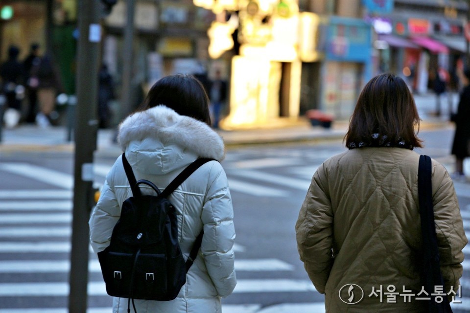 오늘(21일)은 일부 중부내륙을 중심으로 아침 기온이 영하권에 들겠고, 전국 내륙을 중심으로 낮과 밤의 기온차가 15도 안팎으로 크겠다. (서울시청 인근 사거리_2025.11.19) / 사진 = 서울뉴스통신 이성현 기자