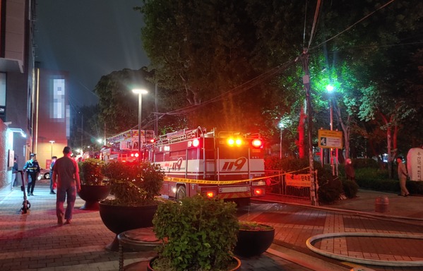 서울 양천구 신월동의 한 아파트에서 이른 아침 화재가 발생해 소방 당국이 대응 1단계를 발령하고 진화 작업에 나섰다. 사진은 기사와 무관 (소방차_2023.05.05) / 사진 = 서울뉴스통신 최정인 기자