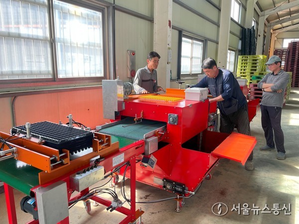 청주시 재배기술 지원으로 오송읍 대파 농가 파종기 사진(제공=청주시) *재판매 및 DB 금지