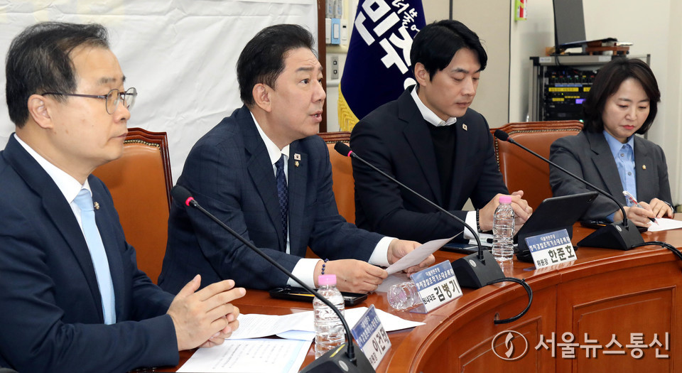 김병기 더불어민주당 원내대표가 19일 서울 여의도 국회에서 열린 정치검찰 조작기소대응 특별위원회 전체회의에서 발언을 하고 있다. 사진=신현성 기자. 2025.11.19, snakorea.rc@gmail.com , *재판매 및 DB 금지
