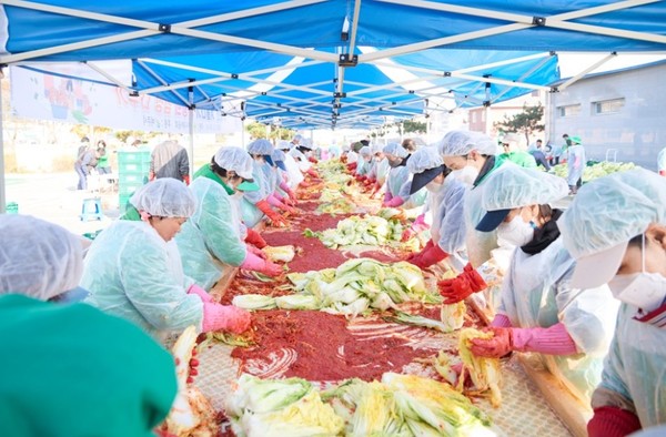 정부가 ‘김치의 날’을 계기로 김치산업을 미래 수출형 전략산업으로 본격 육성하겠다는 정책 방향을 재확인했다. (김장) / 사진 = 여주시새마을회 제공