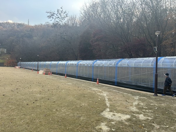서희테마파크 내 황톳길 80m 구간에 동계용 비닐하우스 설치. [사진=이천시]