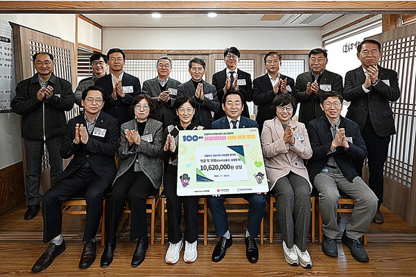 의정부시는 19일 ‘의정부시 공공기관 사회공헌 협의체 100일간 사랑릴레이 배턴 잇기 기부금품 전달식’을 열고, 지역사회에 따뜻한 나눔의 마음을 전했다.