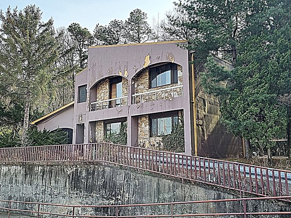 의정부시는 10일부터 캠프 레드클라우드(CRC) 내 철거 예정 건축물 중 26개소에 대해 도면화를 통한 기록보존 용역을 추진한다고 밝혔다. 장교 숙소.