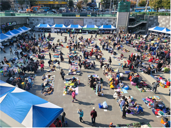 부산시는 22일 송상현광장 내 선큰광장 일원에서 ‘2025 시민 굿바이 나눔장터’를 개장한다고 밝혔다.