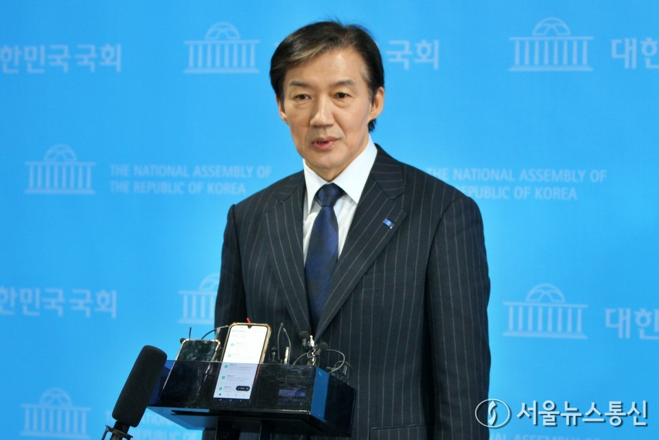 조국 전 조국혁신당 비상대책위원장이 10일 서울 여의도 국회 소통관에서 당대표 출마 선언 후 취재진 질문에 답하고 있다. 2025.11.10, snakorea.rc@gmail.com , *재판매 및 DB 금지