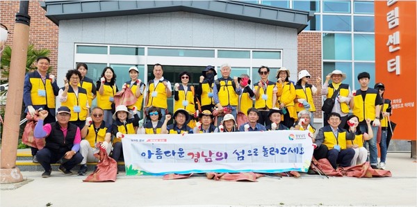 경남도는 섬의 매력과 이야기를 알릴 ‘제3기 섬 서포터즈’ 50여 명을 24일부터 12월 5일까지 공개 모집하며 활동기간은 2026년부터 2027년까지 2년간이다.