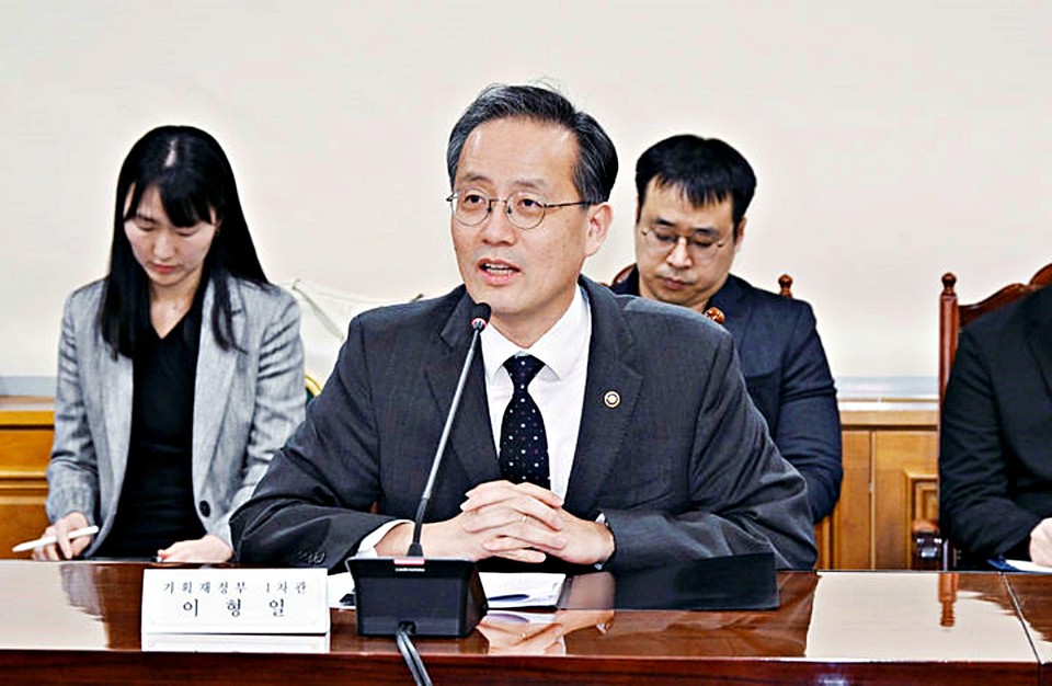 이형일 기획재정부 1차관이 21일 서울 중구 은행회관에서 열린 '역외 원화 결제 시스템 구축 전담반 출범 회의'를 주재하고 모두발언을 하고 있다. (2025.11.21) / 사진 = 기재부 제공