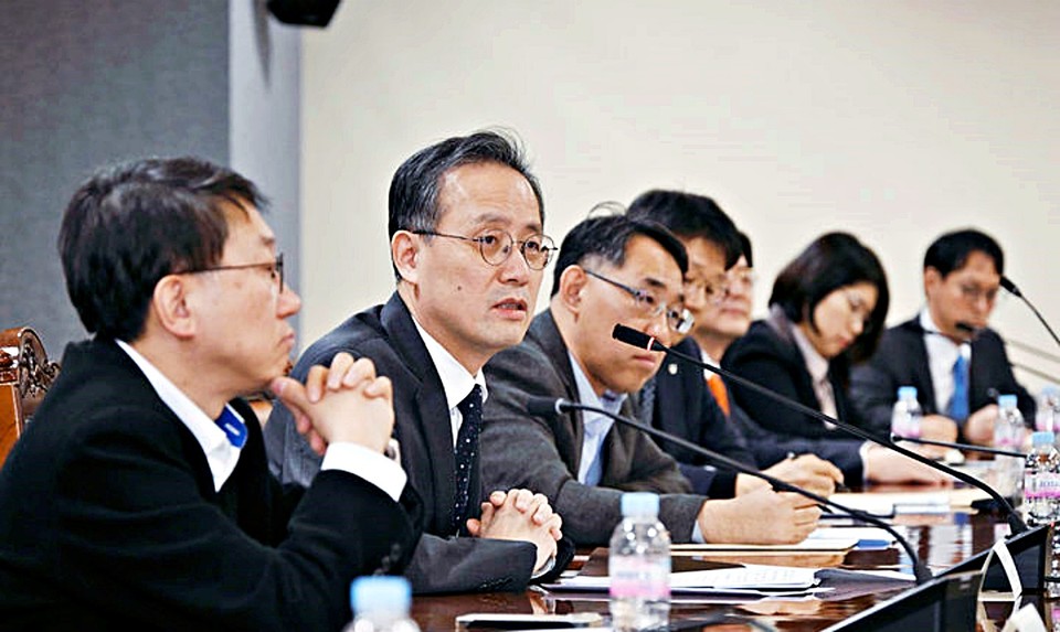 이형일 기획재정부 1차관이 21일 서울 중구 은행회관에서 열린 '역외 원화 결제 시스템 구축 전담반 출범 회의'를 주재하고 모두발언을 하고 있다. (2025.11.21) / 사진 = 기재부 제공